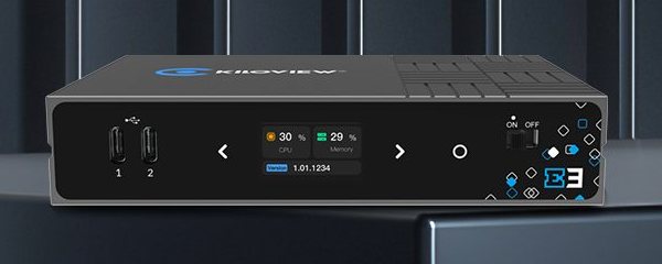 Kiloview E3 인코더 앞면, LCD 화면과 USB-C 포트